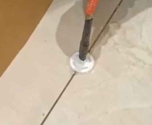台江瓷砖空鼓维修公司专业解答瓷砖在铺贴过程中，如果没有涂抹均匀到位的粘结材料（如水泥砂浆或瓷砖胶），可能会导致以下问题
