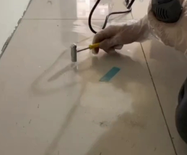 台江瓷砖开裂维修公司专业分享瓷砖在铺贴前如果没有沥干水分，将会导致以下问题